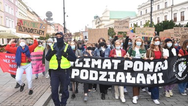 Strajk klimatyczny. Młodzież w Warszawie, Krakowie i innych polskich miastach protestuje