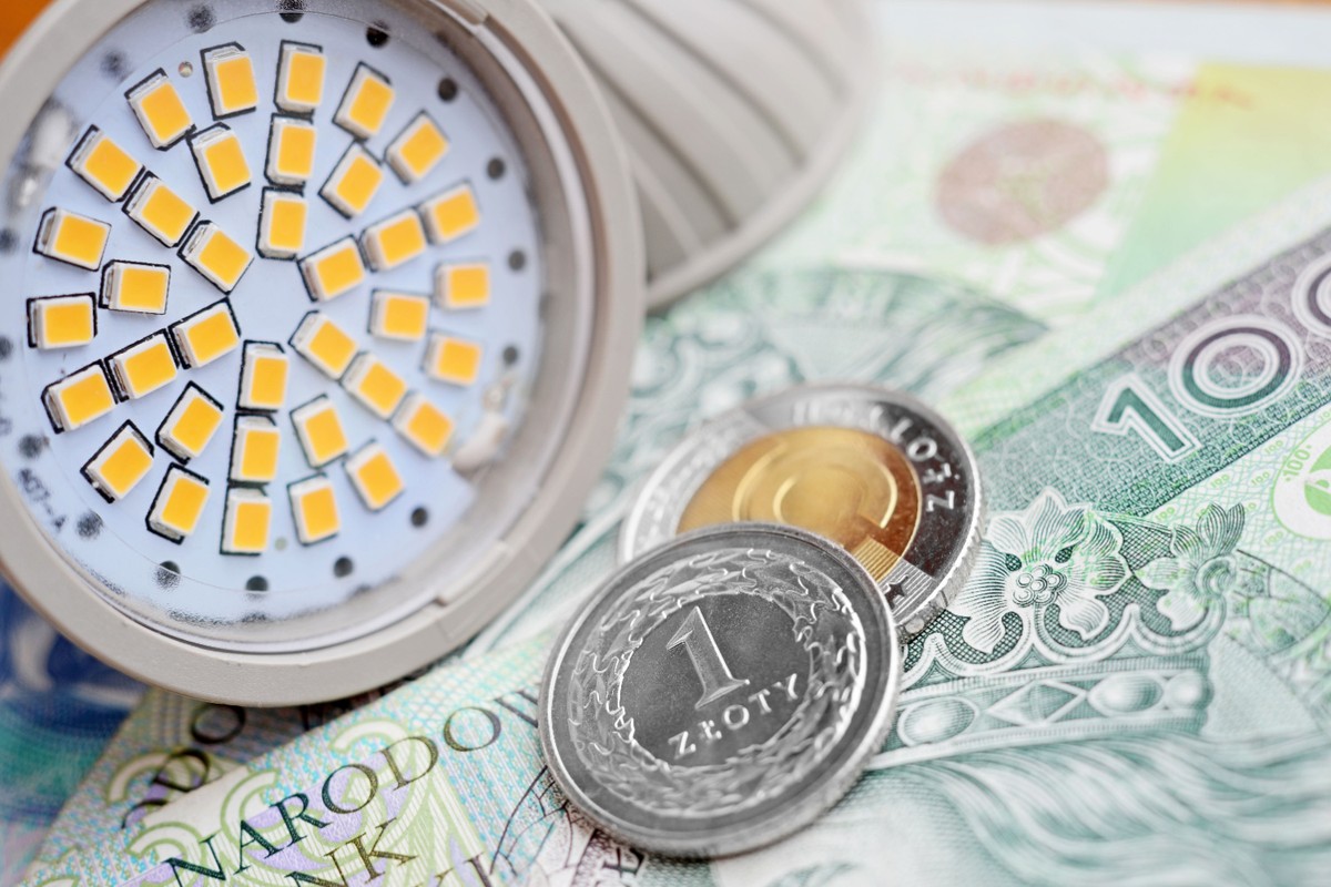 W kwietniu ruszą wypłaty dodatku do prądu 2025. Wsparcie na pół roku wynosi 600 zł, czyli 100 zł za każdy miesiąc.
