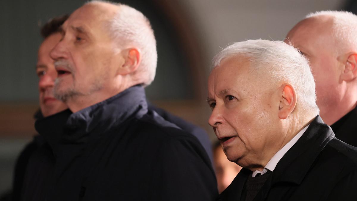 Jarosław Kaczyński i Antoni Macierewicz na miesięcznicy smoleńskiej