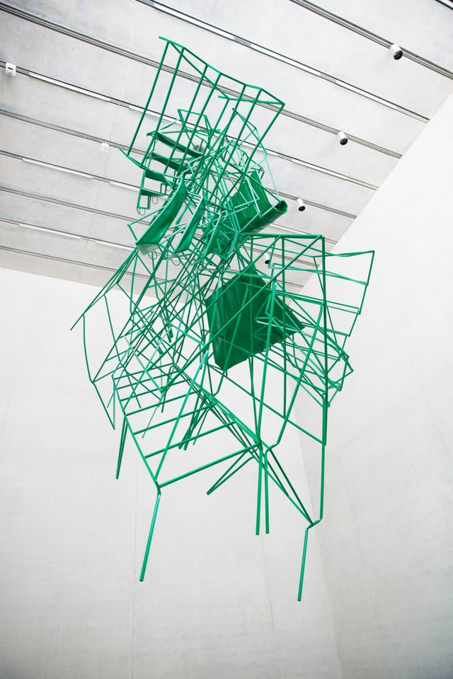 Monika Sosnowska, "Targowisko", 2013, malowana stal, wystawa w Perez Art Museum, Miami, 2013