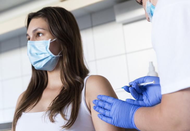 Egy nőt beoltanak az orosz Szputnyik V koronavírus elleni vakcina első adagjával a győri Petz Aladár Megyei Oktató Kórház oltópontján / MTI/Krizsán Csaba
