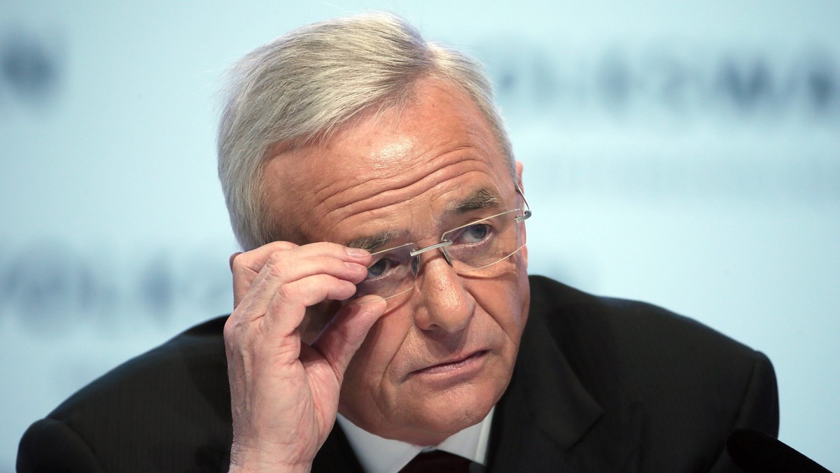 Martin Winterkorn ustąpił ze stanowiska szefa zarządu Volkswagena - poinformował dziś koncern. Winterkorn był tego dnia przesłuchiwany przez pięcioosobowy komitet wykonawczy koncernu w związku ze skandalem dotyczącym manipulowania pomiarem emisji spalin.