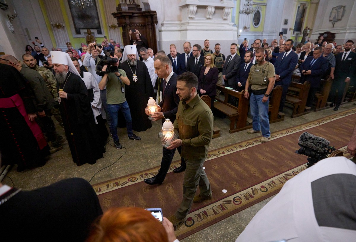 Andrzej Duda i Wołodymyr Zełenski w katedrze w Łucku