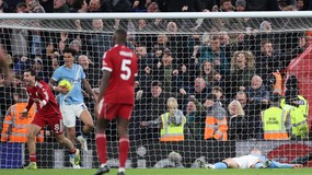Gol z połowy boiska unieważniony przez VAR. Kuriozalna sytuacja w meczu Liverpool - Manchester City
