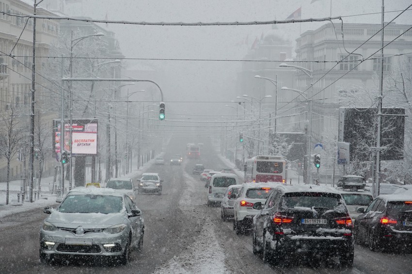 Iz Auto-moto saveza Srbije takođe su ranije uputili apel na sve učesnike u saobraćaju da budu oprezni prilikom vožnje u zimskim uslovima.