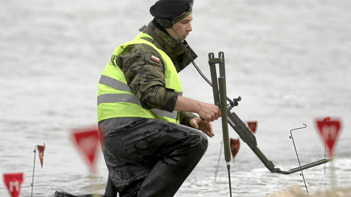 Rozminowywanie plaży w Kołobrzegu (Zachodniopomorskie) przekroczyło półmetek. Saperzy Marynarki Wojennej przeszukali już 3 km brzegu z pięcioipółkilometrowego odcinka - poinformował oficer prasowy 8. Flotylli Obrony Wybrzeża kpt. mar. Jacek Kwiatkowski.