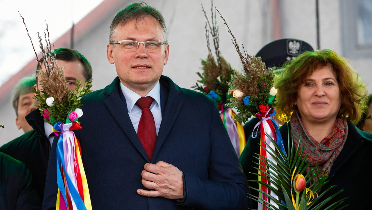 Arkadiusz Mularczyk chciałby, aby jeden z mostów w Nowym Sączu nosił imię Lecha i Marii Kaczyńskich. Poseł PiS nie zdecydował się wysłać zgłoszenia w oficjalnym konkursie, lecz jak informuje portal Twój Sącz, wysłał pismo do przewodniczącej rady miasta. Jest nią Iwona Mularczyk, jego żona.