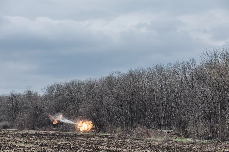 Ukraińska artyleria ostrzeliwuje rosyjskie pozycje w Donbasie, kwiecień 2022 r.