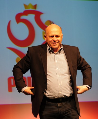 Prezes PZPN Grzegorz Lato na tle nowego logo Związku