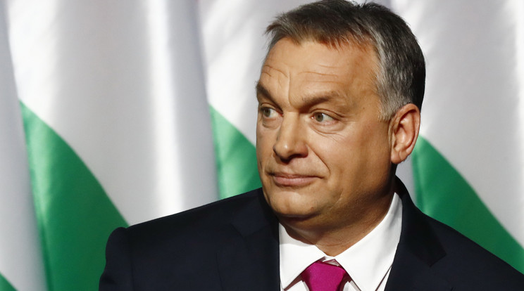 Orbán Viktor aláírta a nyugdíjemelésről szóló papírokat / Fotó: Fuszek Gábor