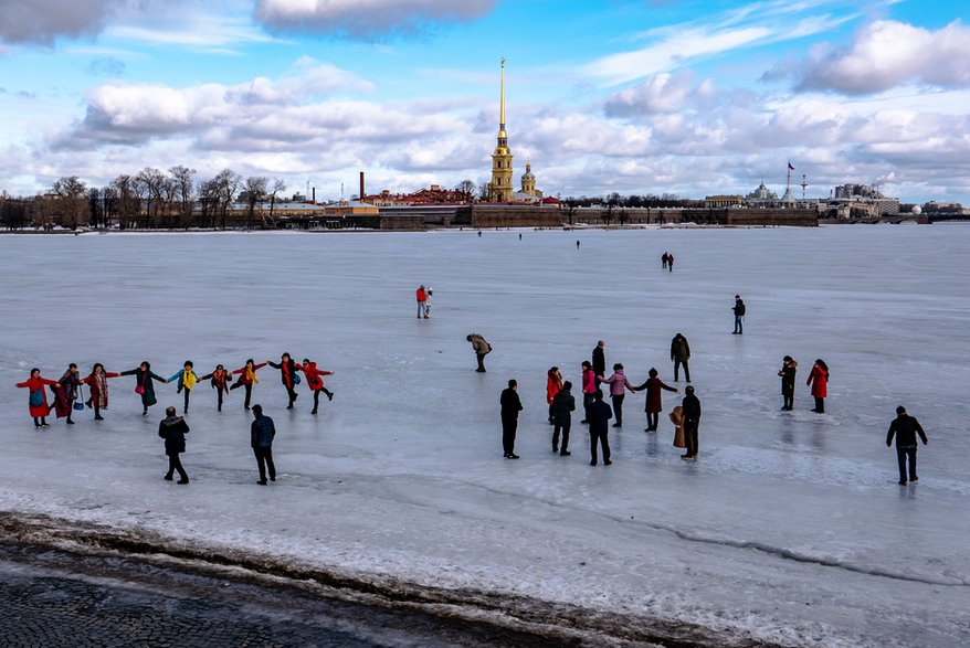 Chińscy turyści na Newie przed Twierdzą Pietropawłowską. W 1887 r. przetrzymywany był tam Bronisław. Petersburg, Rosja, 2019