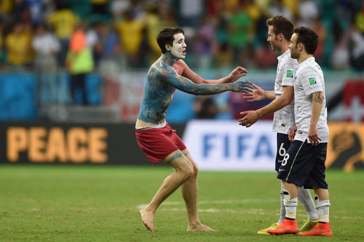 Golas wbiegł na boisko po meczu Szwajcaria - Francja