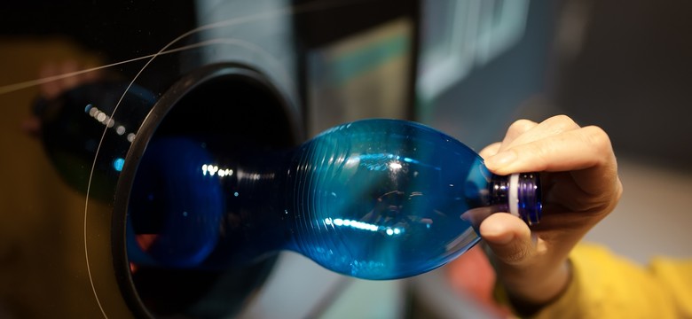 Koniec z obowiązkiem zawożenia butelek z kaucją do sklepów? Odbiorą je spod drzwi