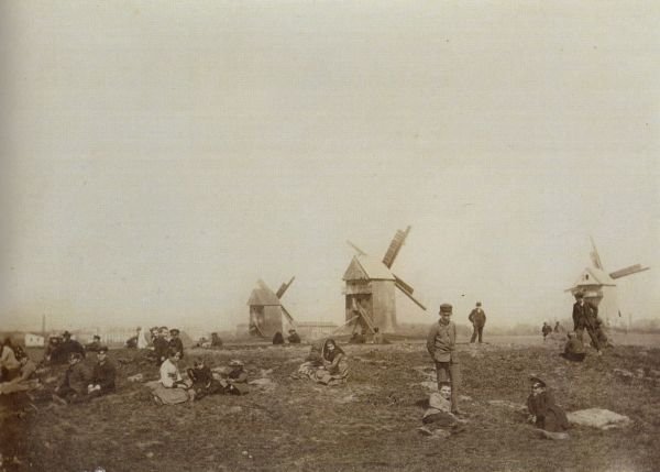 Wiatraki na warszawskiej Woli, w rejonie ulic Obozowej i Ostroroga, ok. 1895 r. (fot. Konrad Brandel, domena publiczna).