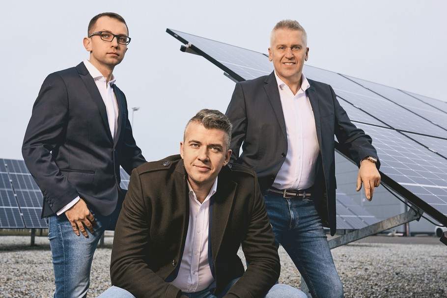 Marcin Frączek (w środku), Artur Mazurkiewicz (z prawej) i Michał Kapica, założyciele Naszego Prądu, wierzą, że rosnące ceny energii zwiększą popyt na panele wśród klientów biznesowych