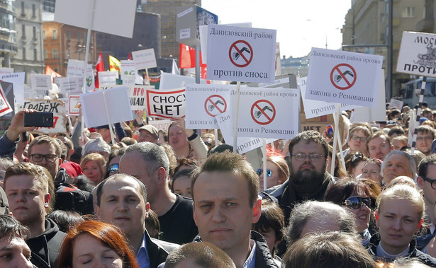 Nawalny nie jest jeszcze na tyle silny, by wygrać walkę o władzę z Kremlem, stanowi jednak dla reżimu zagrożenie - ocenia Veser.