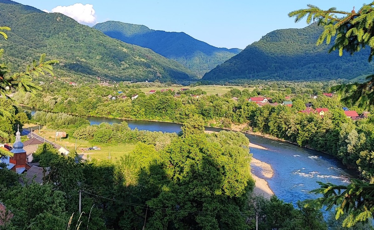 Rzeka Cisa na granicy Ukrainy z Rumunią