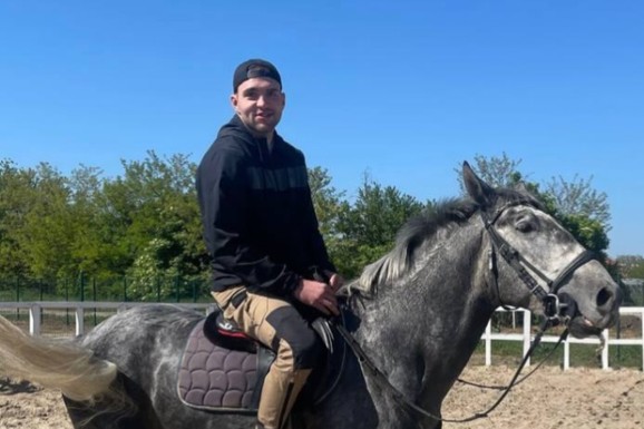 Veljko posle pet meseci stigao iz Rusije, sad pokazao kako provodi vreme: Jaše konja u Titelu, objavio sliku, Ceca odmah reagovala (FOTO)