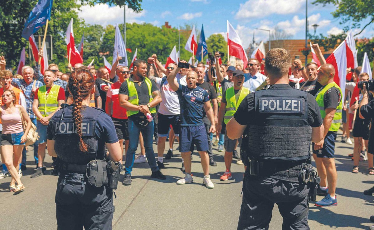 Protest pod hasłem „Stop nielegalnej imigracji” na moście między Zgorzelcem a Goerlitz. 29 czerwca 2025 r.