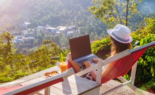 Oderwani od ojczyzn i rodzin, pragnący wolności. Kim są cyfrowi nomadzi?