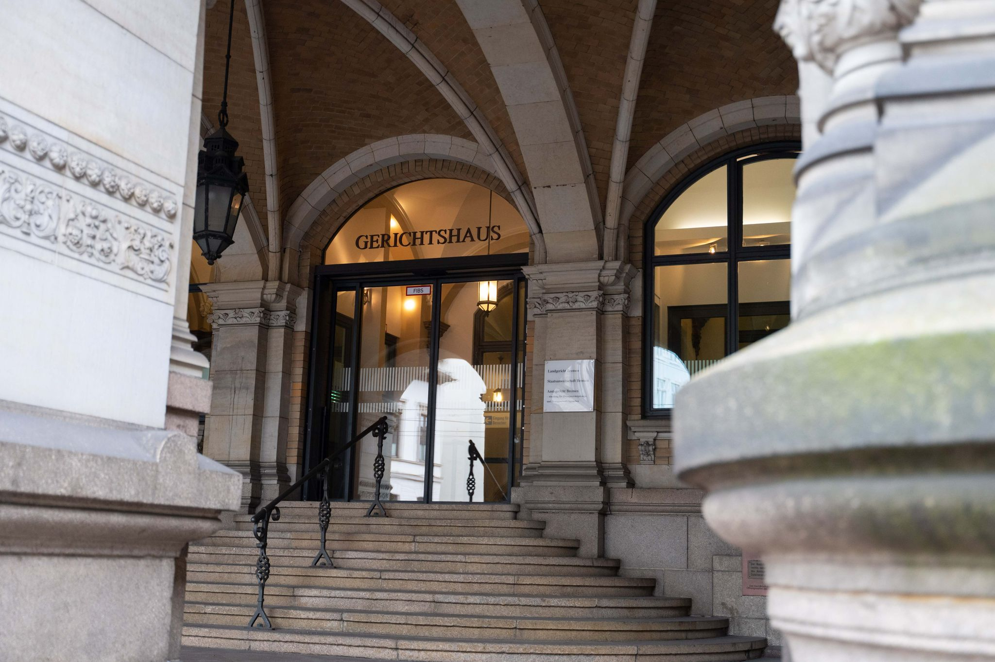 Mit BKA-Lüge und Drogenmafia: Mann soll Familie sechs Jahre gequält haben