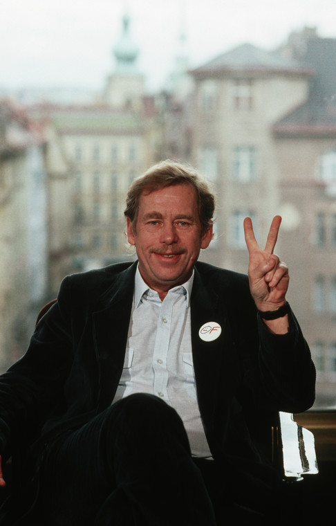 Prezydent Czechosłowacji Vaclav Havel pokazuje znak pokoju, 1989 r.