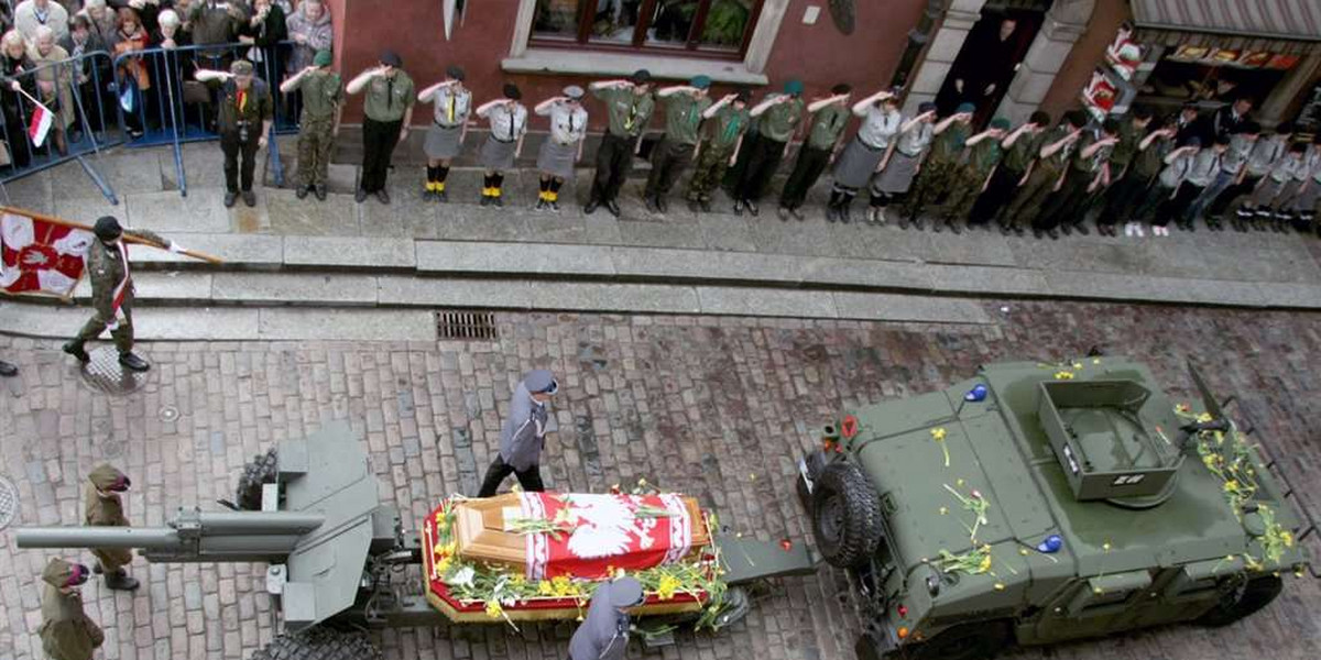 Punktualnie o 13.30 przed Belwederem rozpoczęły się uroczystości pogrzebowe ostatniego polskiego prezydenta na uchodźstwie Ryszarda Kaczorowskiego
