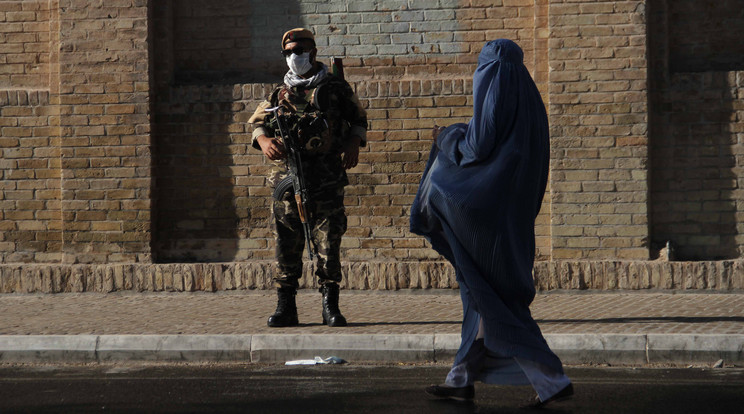 Burkába öltözött afgán nő igyekszik a mecsetbe Afganisztán Herat nevű városában / EPA/JALIL REZAYEE