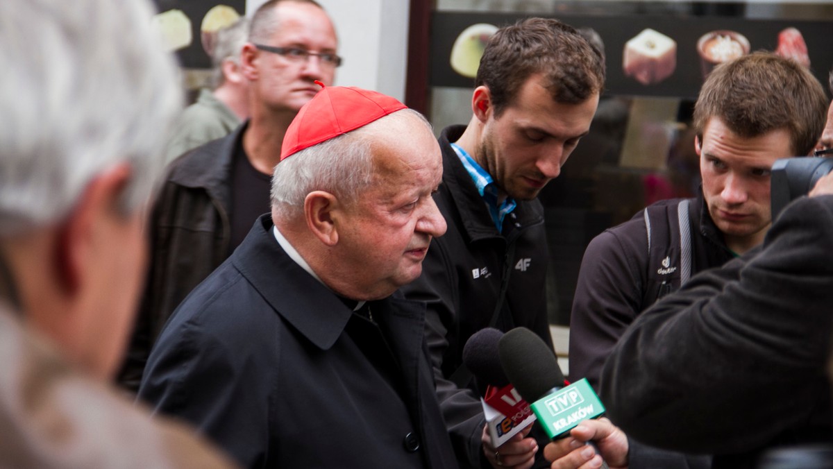 Kanonizacja Jana Pawła II powinna być wyzwaniem, byśmy porządkowali sprawy w Ojczyźnie, by między nami nie było niesprawiedliwych oskarżeń, niechęci i wrogości - mówił podczas mszy św. odprawionej w Dniu Papieskim metropolita krakowski kard. Stanisław Dziwisz.