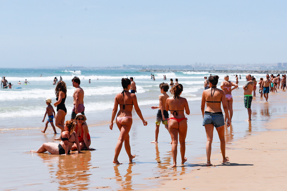 Pomimo restrykcji na portugalskich plażach były tysiące turystów