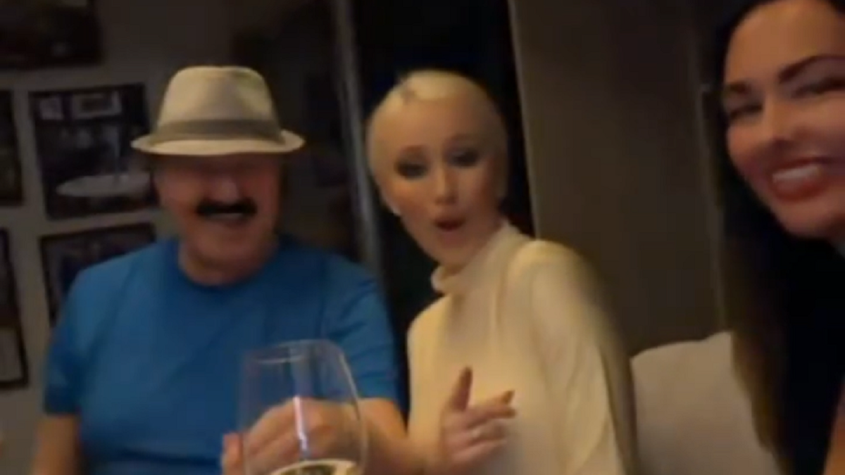 MELINA SLAVI UDAJU, A HARIS SE PROVODI SA CRNKOM I PLAVUŠOM Džinović otišao iz Srbije, ne skida osmeh kraj influenserke: 