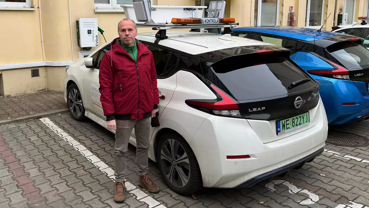 W Warszawie ulice stołecznej strefy płatnego parkowania patroluje dziewięć elektrycznych Nissanów Leafów