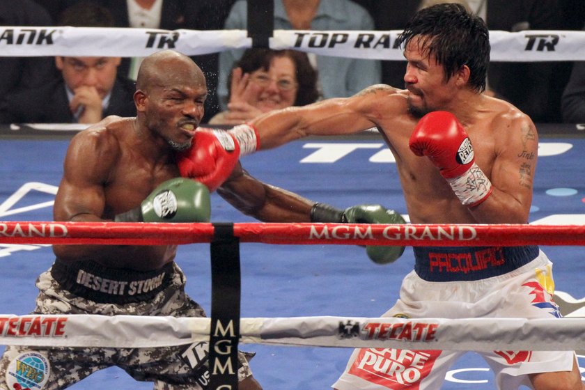 Pacquiao cały czas obija twarz Mayweathera