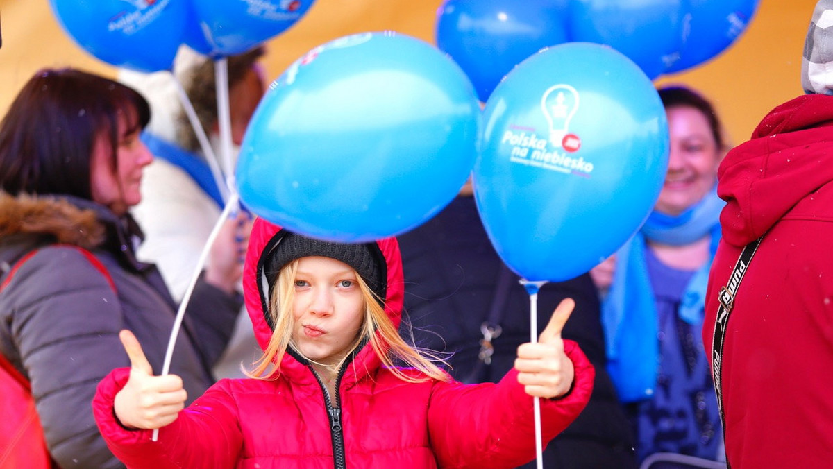 2 kwietnia przypada Światowy Dzień Świadomości Autyzmu. Tego dnia dzieci z Fundacji JiM, ich rodzice, bliscy i przyjaciele świecili na niebiesko, wspólnie śpiewali na scenie Manufaktury i pokazali, że razem mają wielką siłę. Ogólnopolska akcja, która również w Łodzi powtarzana jest od kilku lat, ma przypominać, że autyzm diagnozowany w Polsce już u jednego dziecka na 100 to ogromny problem społeczny.