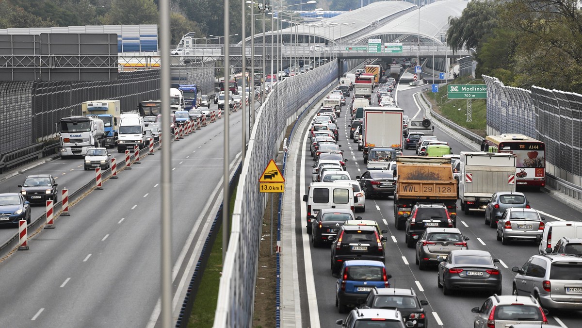 Rokrocznie od października po Warszawie jeździ się zdecydowanie trudniej. Więcej samochodów, krótszy dzień, gorsza pogoda i coraz większe korki. Czy jest na to jakieś antidotum?