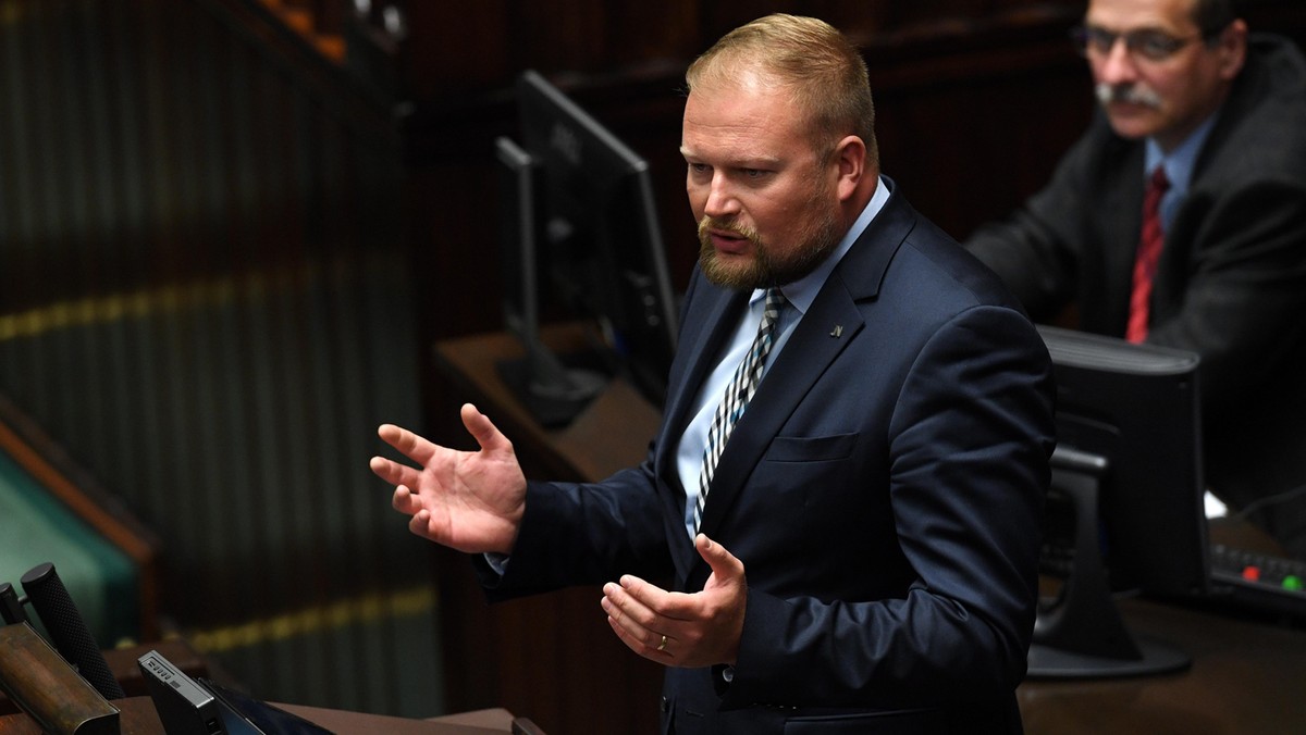 Za nietransparentne i wzbudzające wątpliwości uznał poseł Witold Zembaczyński (Nowoczesna) działania prezydenta Opola Arkadiusza Wiśniewskiego, który zdobył pieniądze na czwarty dzień festiwalu w kontrolowanej przez miasto spółce Wodociągi i Kanalizacja.