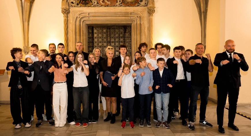 Jacek Sutryk (pierwszy z prawej) z jak zawsze liczną grupą karateków Sylwestra (obok) i Agnieszki Sypieniów.  