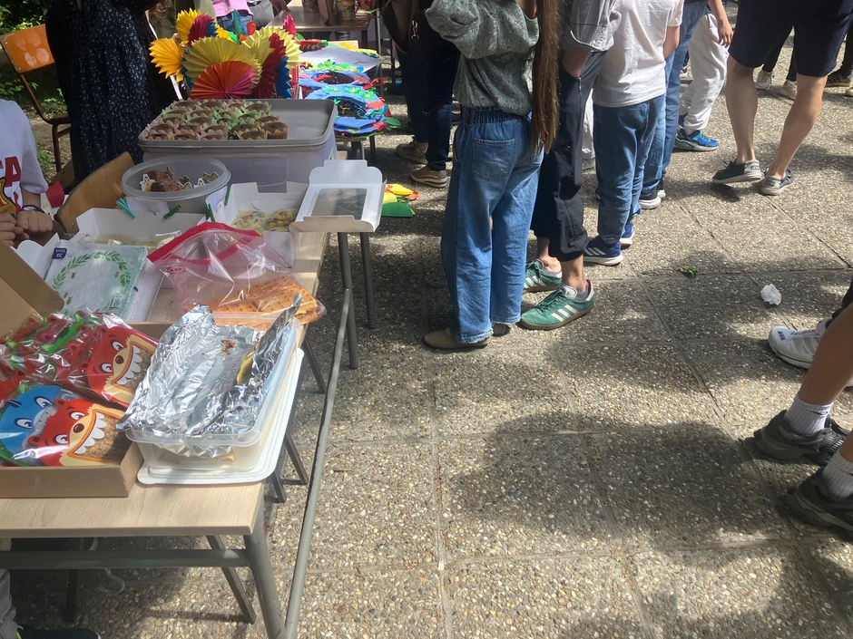 Humanitarni bazar učenika Osnovne škole "Drinka Pavlović" u okviru manifestacije "Drinkine dečje prolećne radosti"