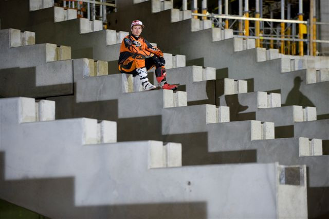 Taddy Błażusiak na placu budowy Stadionu Narodowego w Warszawie