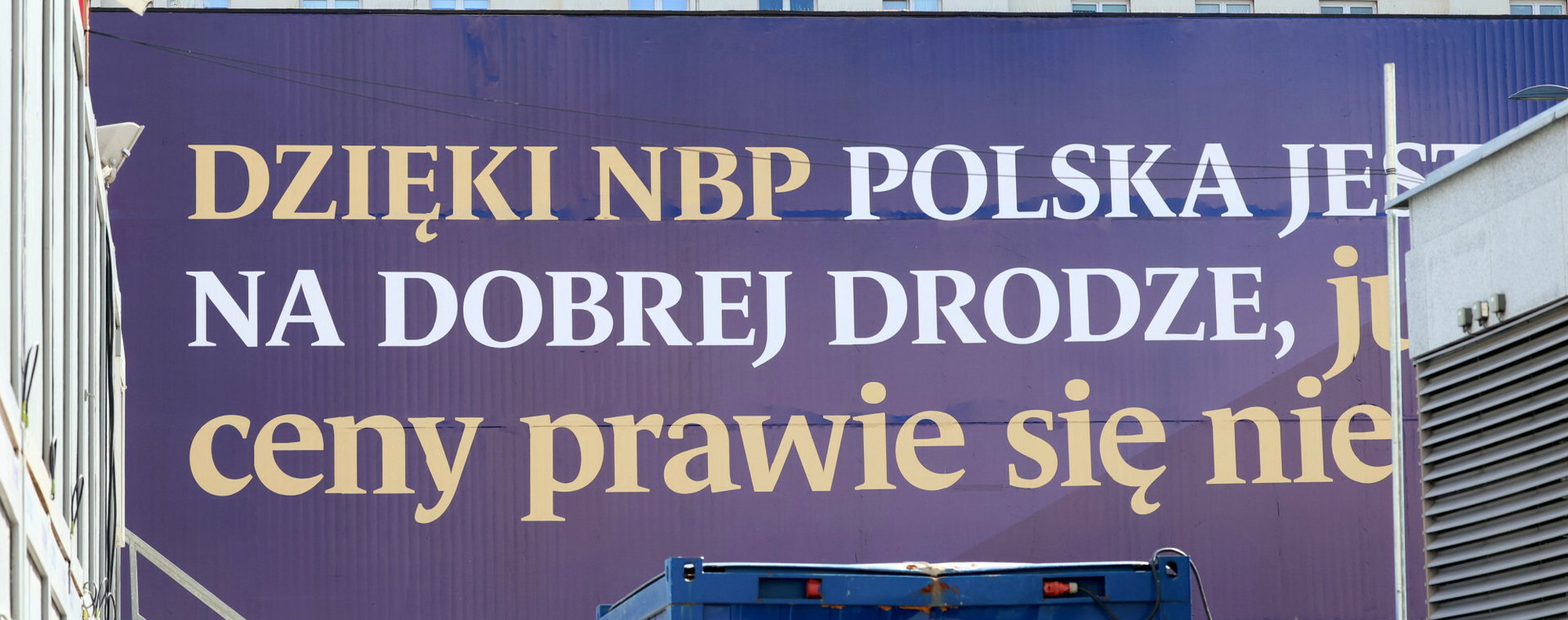 Baner propagandowy na budynku centrali NBP