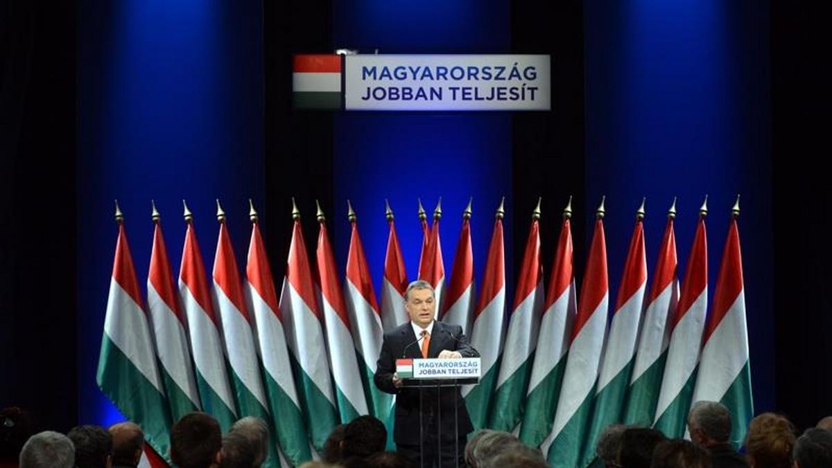 orban w tle węgierskie flagi 
