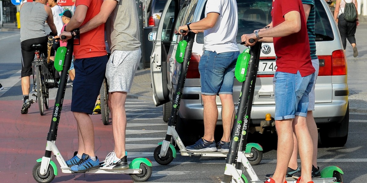 Hulajnogi elektryczne będą mogły jeździć z maksymalną prędkością 25 km/h; będzie można poruszać się nimi po drogach rowerowych - zakłada opublikowany w środę projekt Prawa o ruchu drogowym. Maksymalna prędkość takich urządzeń ma być ograniczona konstrukcyjnie.