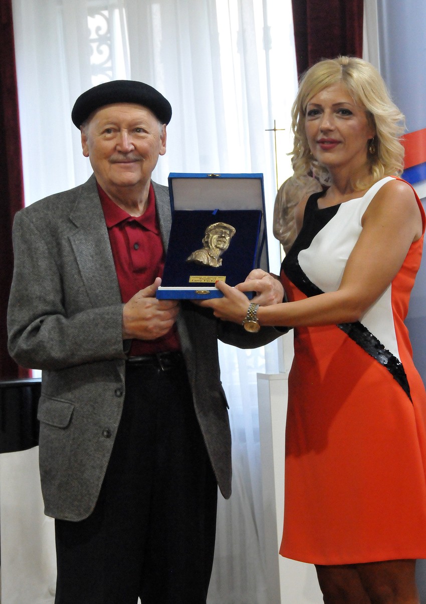 Jelena Mitrovski gradska većnica iz NIša uručila nagradu Lariju Vučkoviću