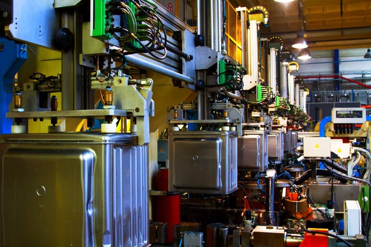 w 2010 r. Jacek Rutkowski postanowił sprzedać nierentowne fabryki pralek i lodówek i wrócić do korzeni – produkcji kuchni. Choć oferentów nie brakowało, przebierał w propozycjach. Nie chciał oddać zakładów za bezcen. Na rynku słychać było nawet opinie, że żąda za dużo. Dopiął jednak swego. Samsung zapłacił ponad 200 mln zł, co zapewniło Amice drugie życie. W rękach właściciela została natomiast marka i, co najważniejsze, dystrybucja sprzętu