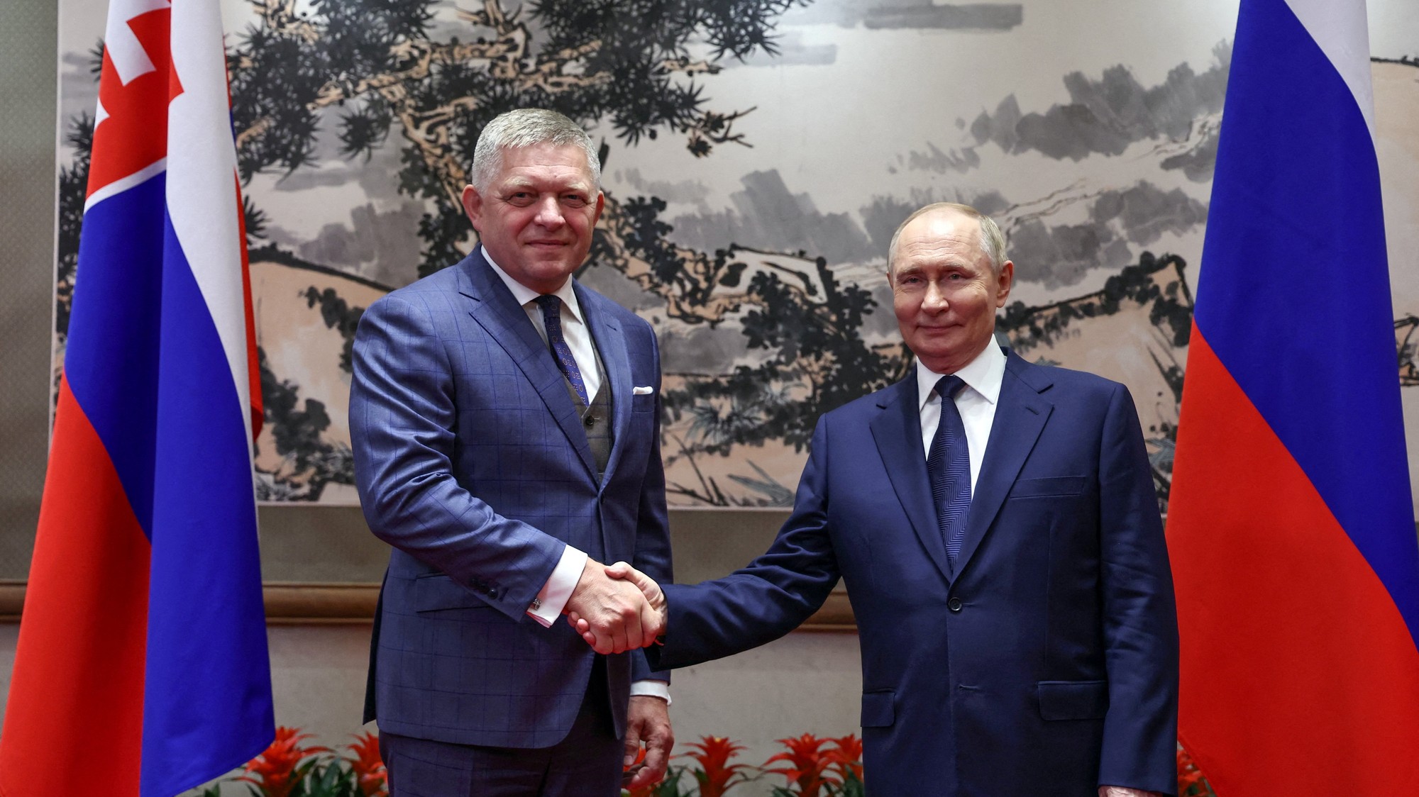 Slovenský premiér Robert Fico na stretnutí s ruským prezidentom Vladimirom Putinom v Pekingu.