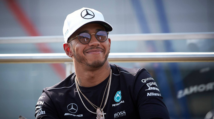 Lewis Hamilton elégedett, a jelek szerint neki is hiányoznak a bombázók a rajtrácsról /Fotó: Facebook