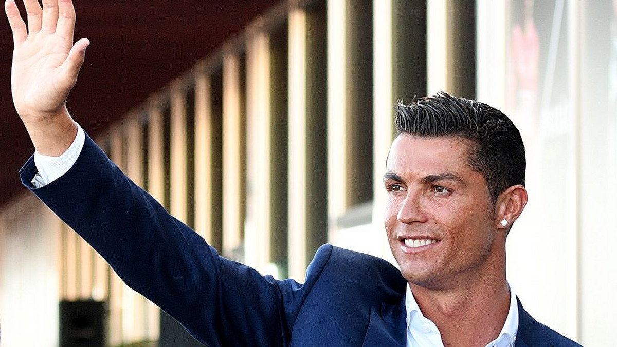 Cristiano Ronaldo od lat jest fanem sportów walki. Gwiazdor reprezentacji Portugalii, który aktualnie leczy kontuzję po Euro 2016, wykorzystał sposobność i spotkał się w klatce z jednym z najlepszych zawodników MMA Conorem McGregorem.