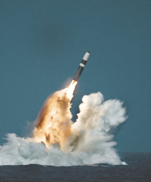 Wystrzelenie pocisku  Trident II z okrętu podwodnego typu Vanguard