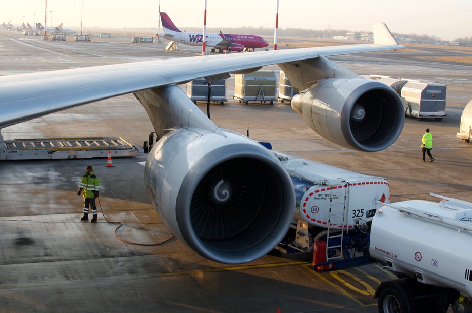 Rozpiętość skrzydeł Boeinga 747-400 to 65 metrów