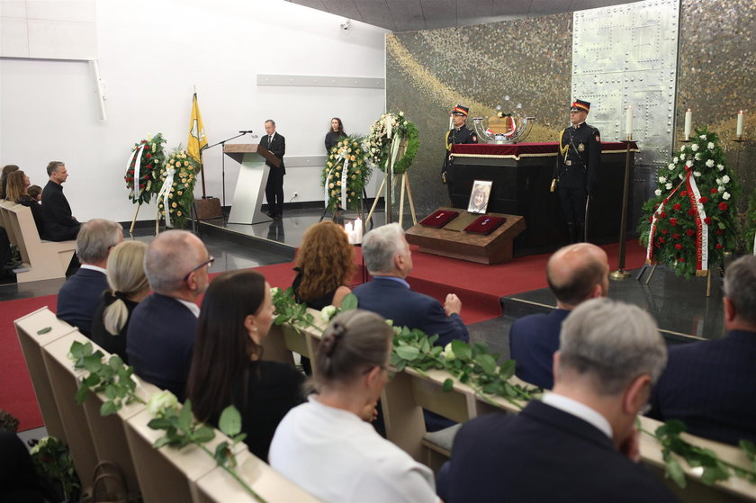 Bliscy przynieśli białe róże na pogrzeb Barbary Borys-Damięckiej.